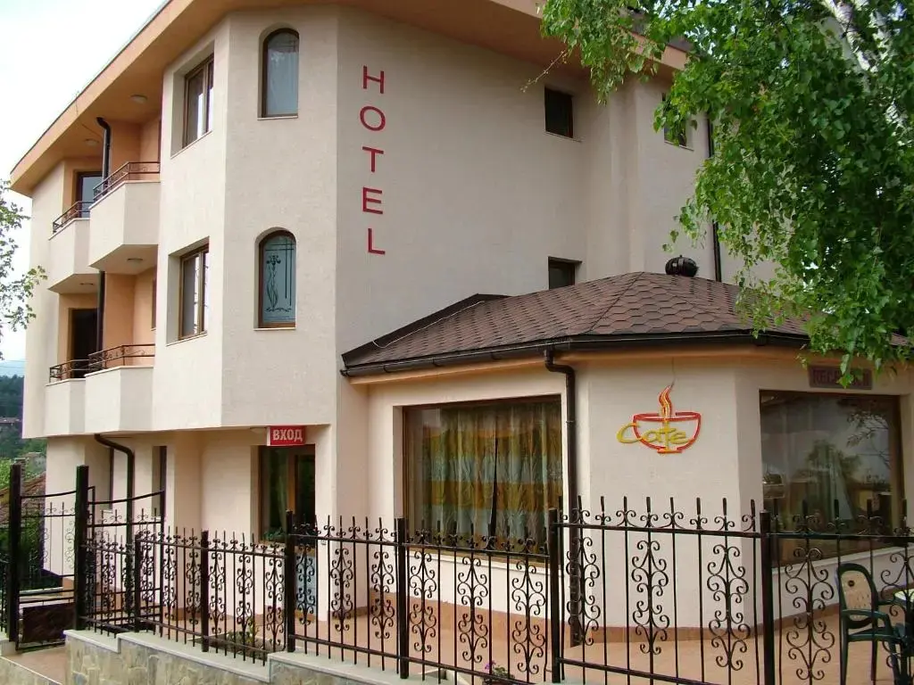 Банкя: Family Hotel Emaly 1