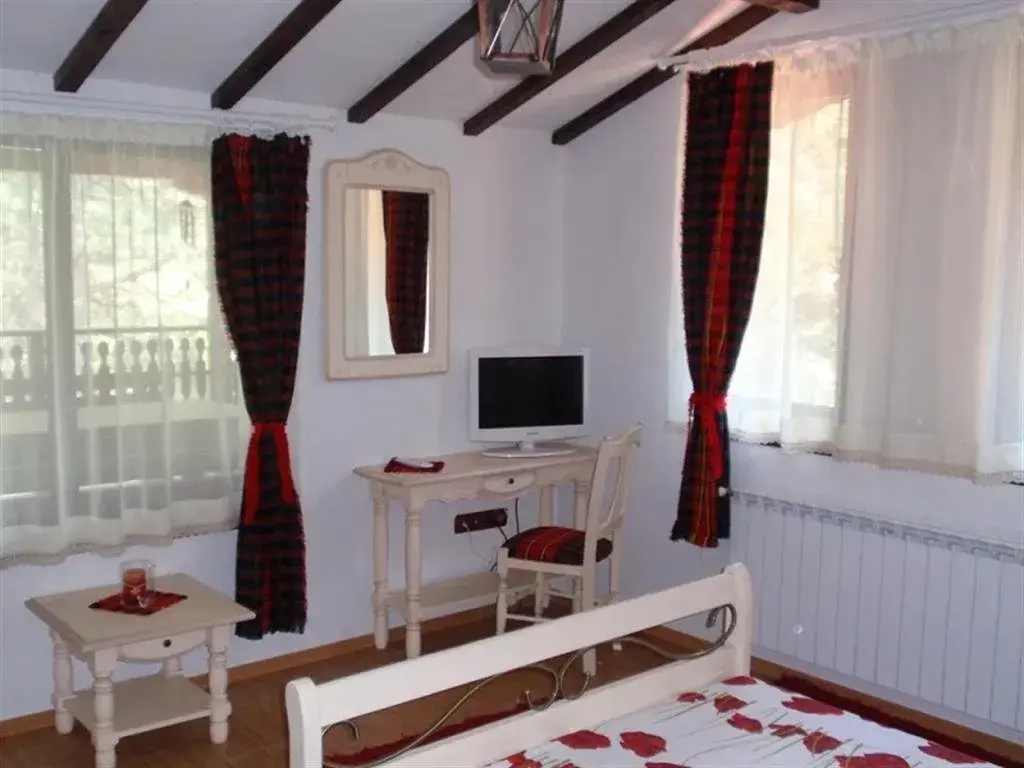 Сапарева баня: Family Hotel Emaly 2