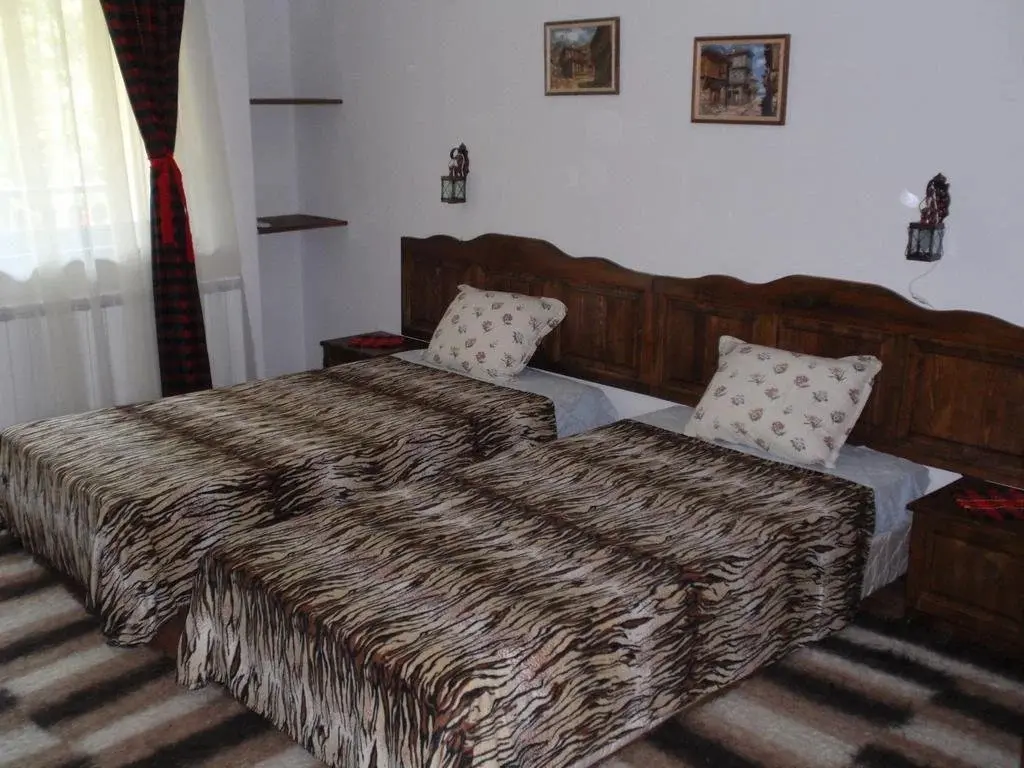 Сапарева баня: Family Hotel Emaly 2
