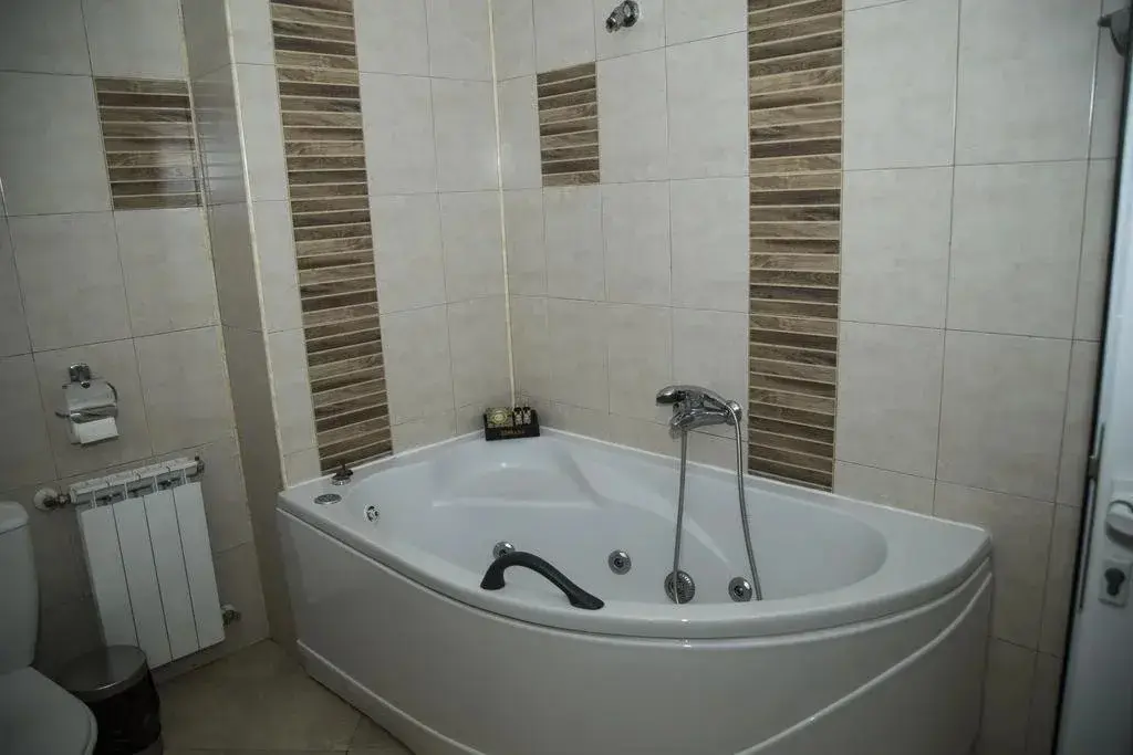 Сапарева баня: Family Hotel Emaly 2