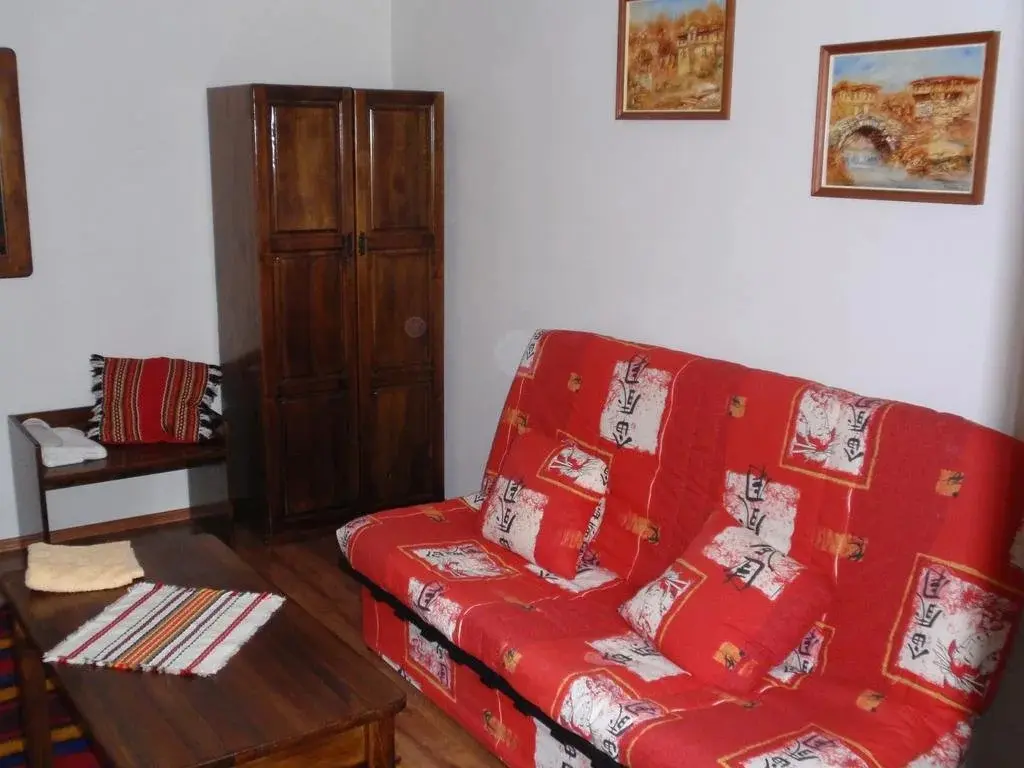 Сапарева баня: Family Hotel Emaly 2