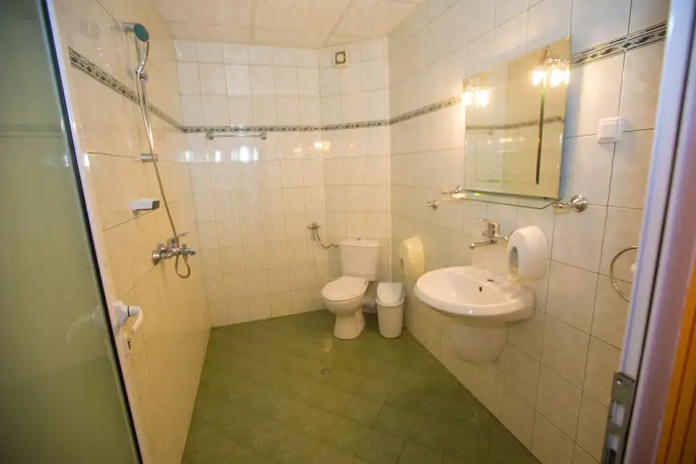 Карджали: Hotel Ustra