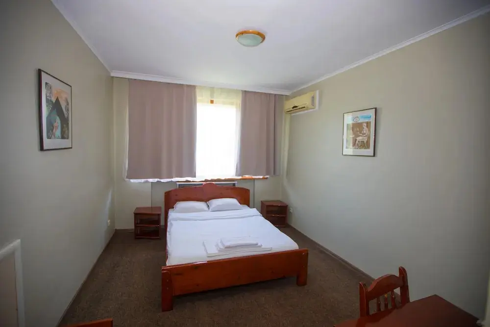 Карджали: Hotel Ustra