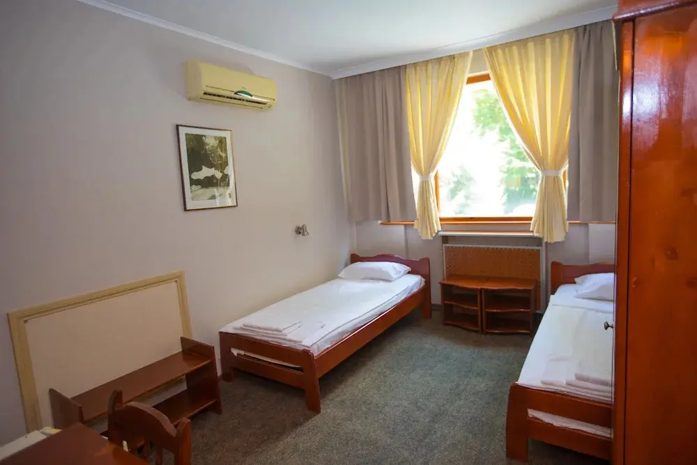 Карджали: Hotel Ustra