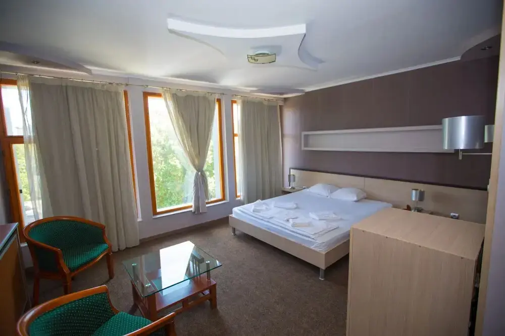 Карджали: Hotel Ustra