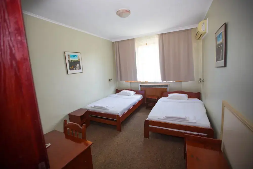 Карджали: Hotel Ustra