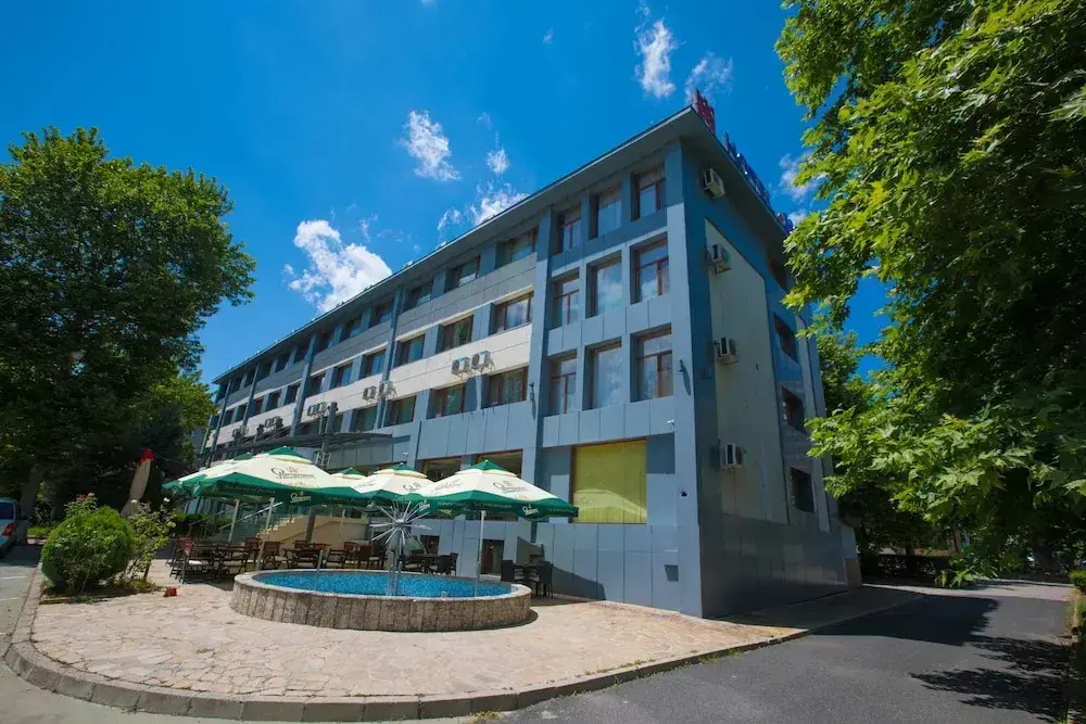 Карджали: Hotel Ustra