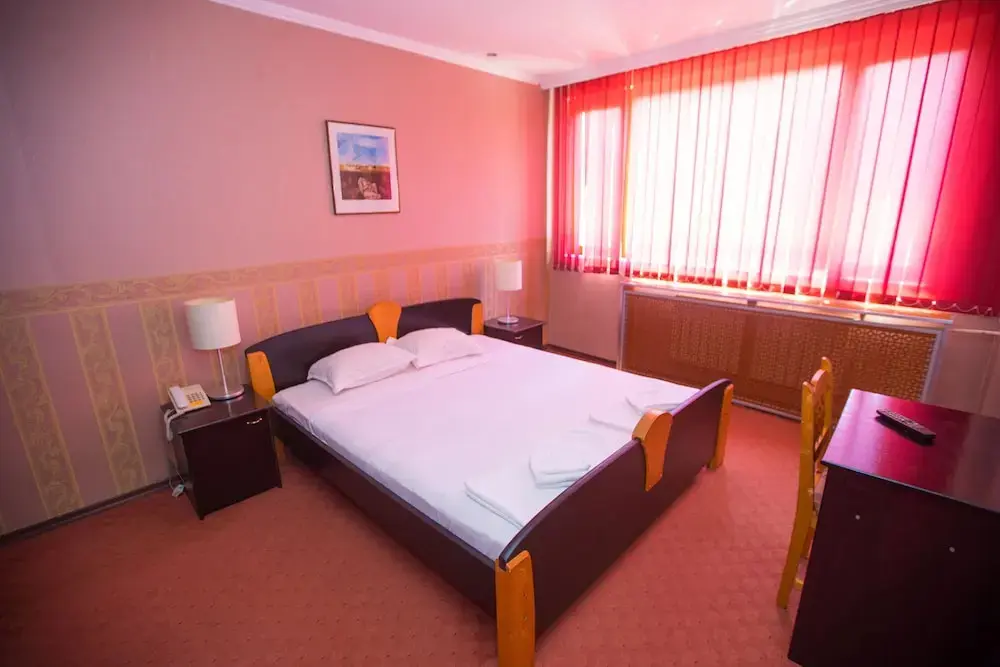 Карджали: Hotel Ustra