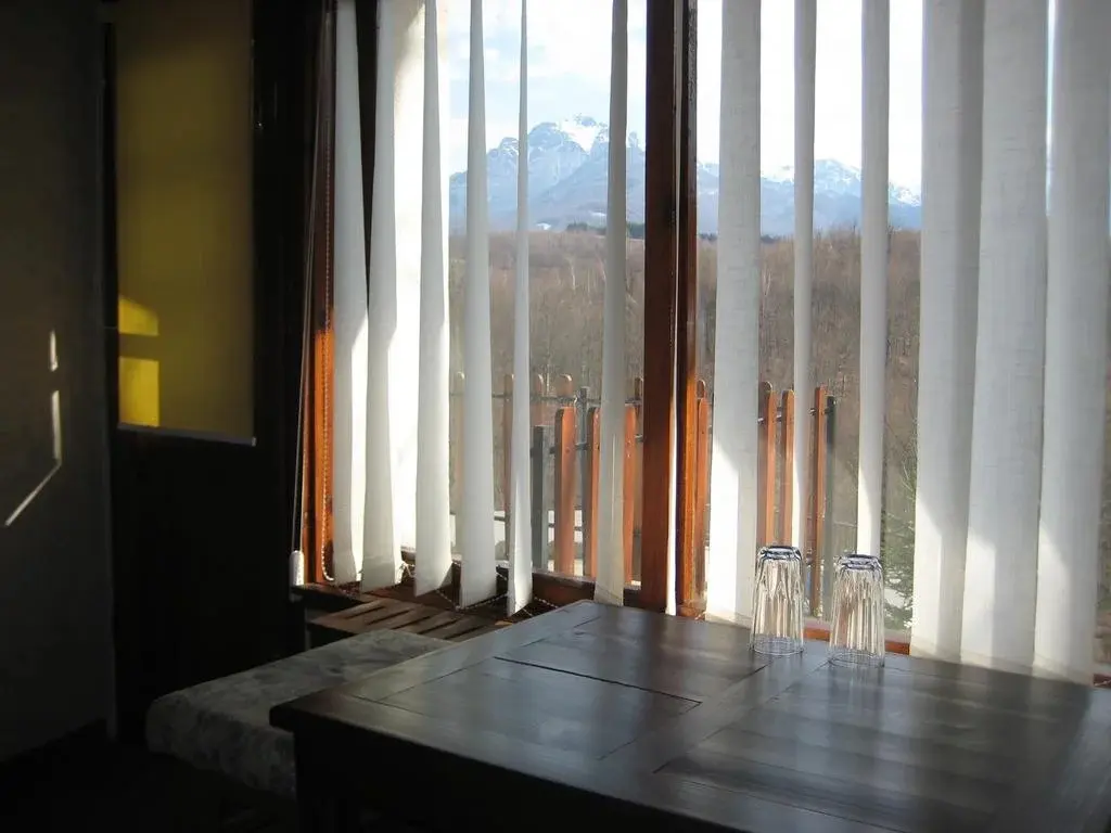 Троян: Hotel Tihiat Kat