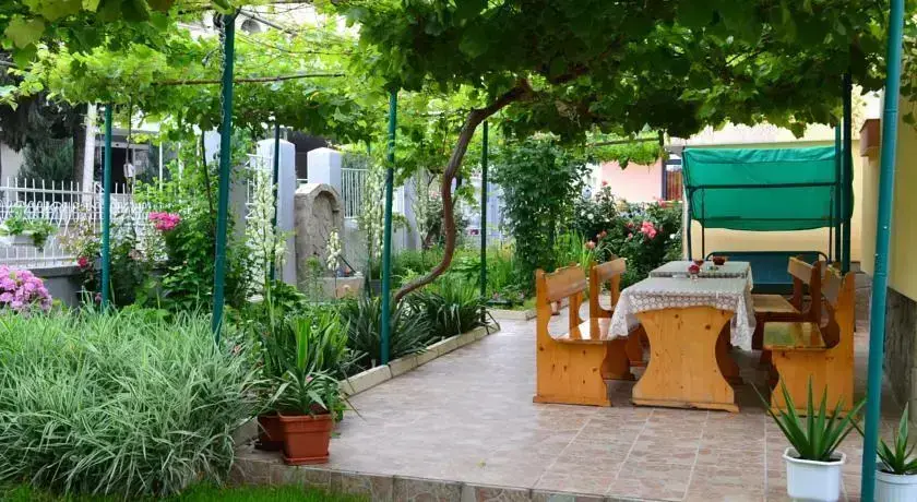 Равда: Guest house Tangra