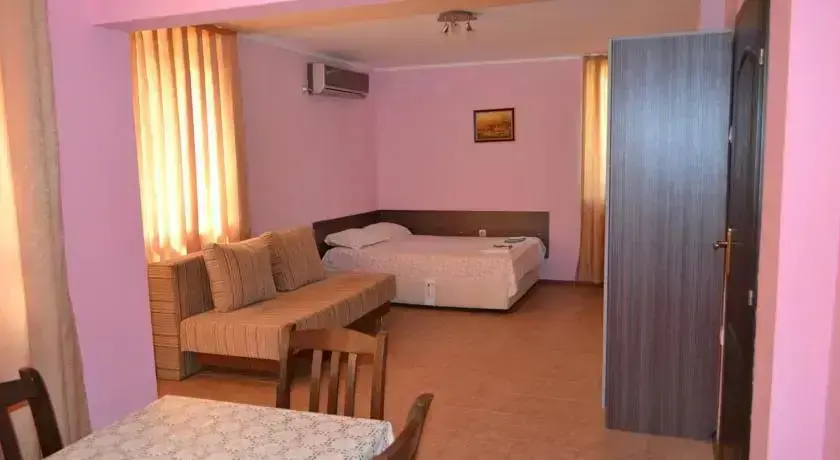 Равда: Guest house Tangra