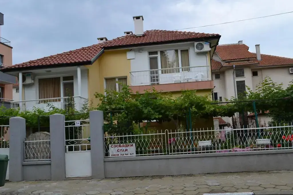 Равда: Guest house Tangra