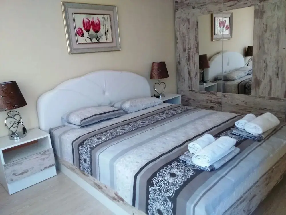 Солнечный берег: Admiral Plaza Apartments