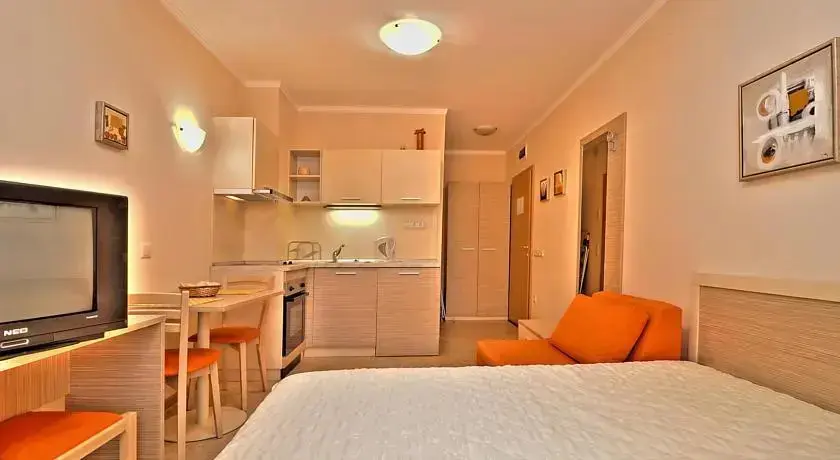 Солнечный берег: PMG Royal Sun Apartments