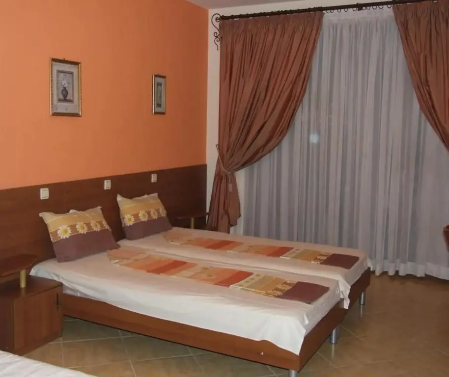 Равда: Family hotel Tropicana