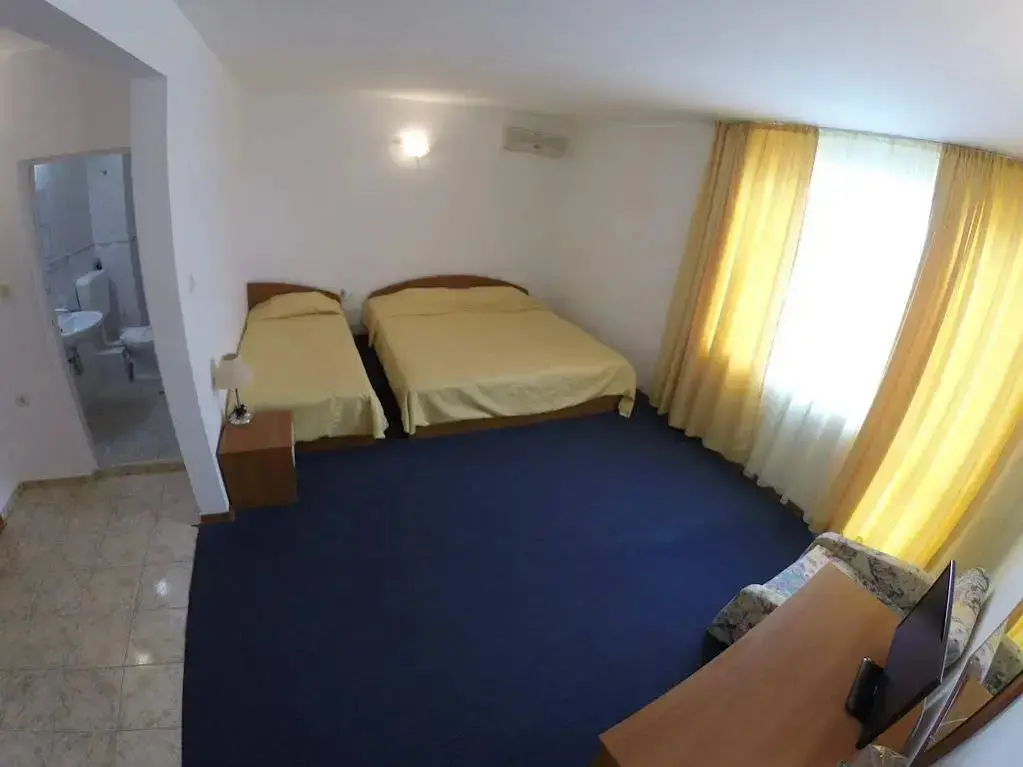 Китен: Hotel Lotos