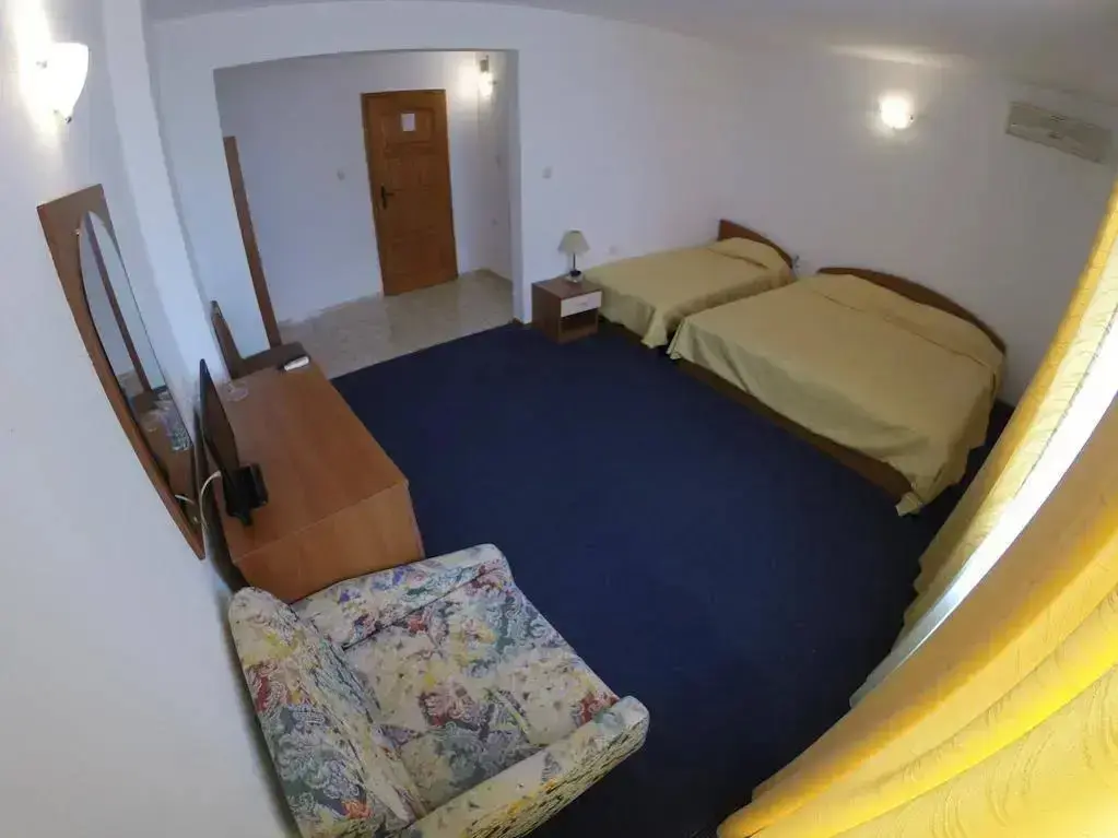 Китен: Hotel Lotos