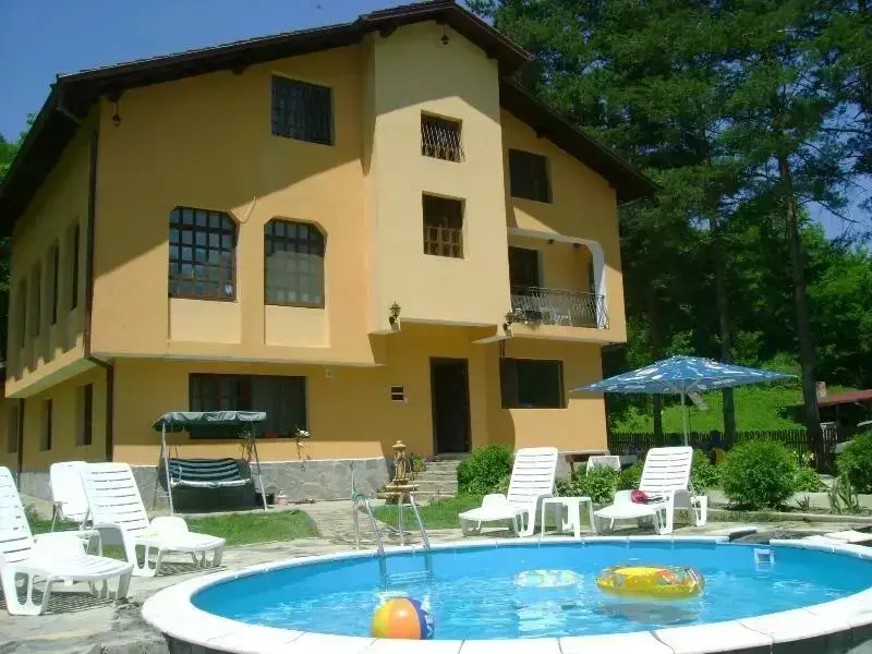 Трявна: Mountain Paradise Family Hotel