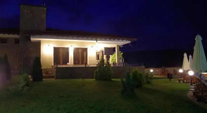 Боженци: Nakovski Houses