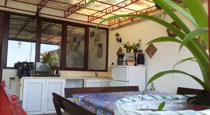 Солнечный берег: Nadia Guest House