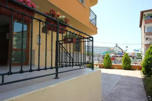 Солнечный берег: Menada Amadeus 3 Apartment