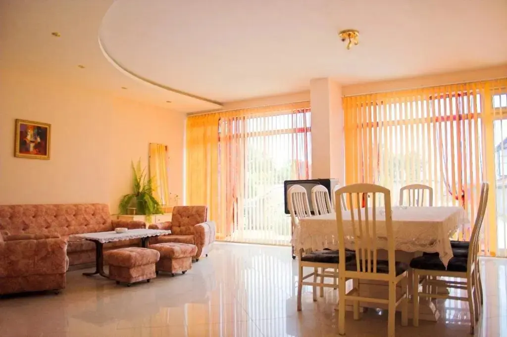 Варна: Family Hotel Liana