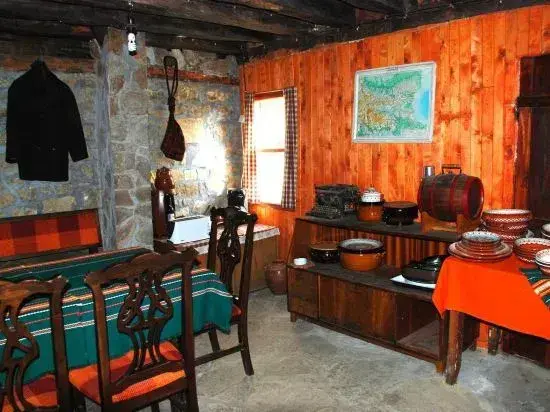 Троян: Guest House Four Pines