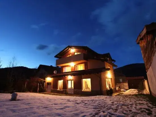 Дупница: Ashkova House