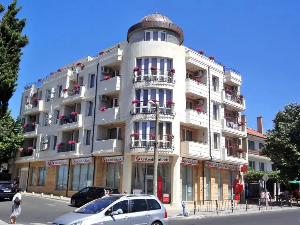 Несебр: St. George Apartments