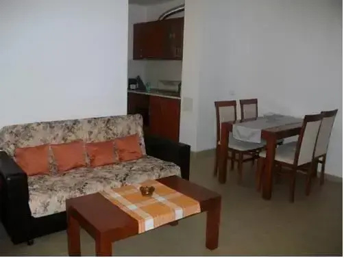 Солнечный берег: Ashton Hall Apartment