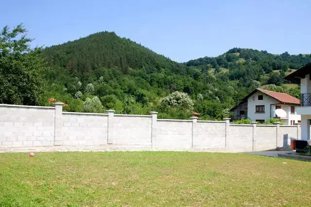 Троян: Two Houses In The Mountain