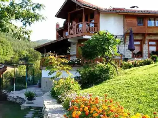 Карджали: Zhivka House