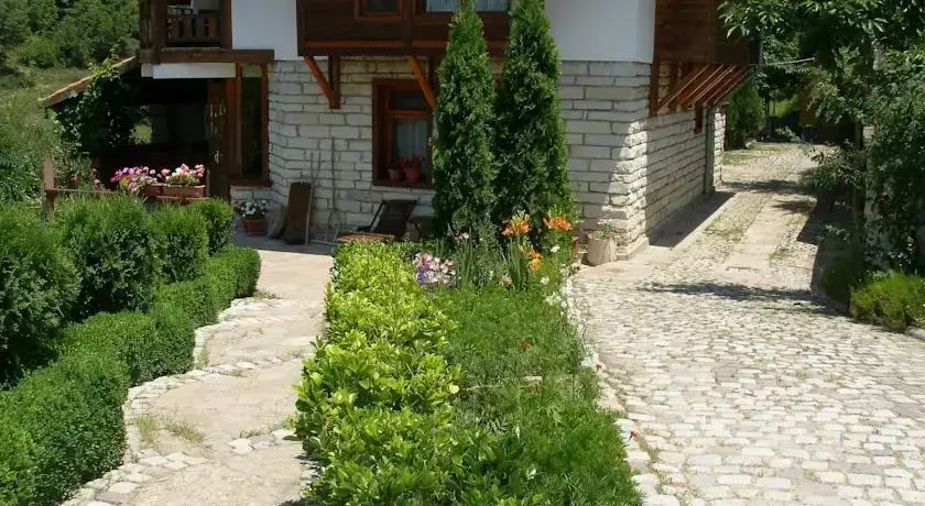 Карджали: Zhivka House