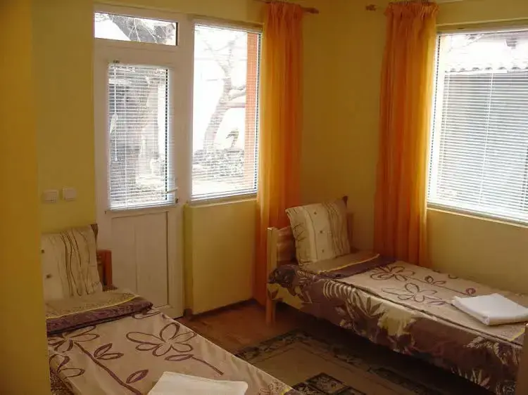 Черноморец: Guest House Alex