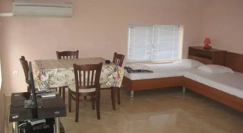 Поморие: Ahinora Apartments