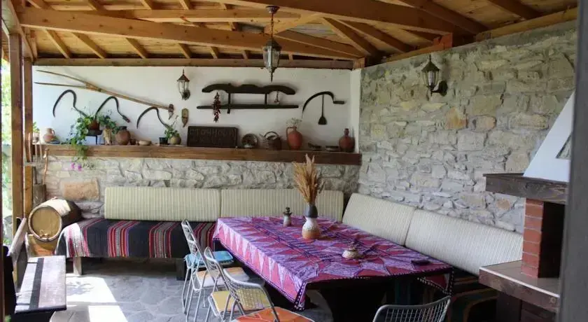 Карджали: Stoyanova House