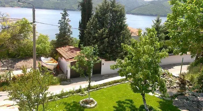 Карджали: Stoyanova House