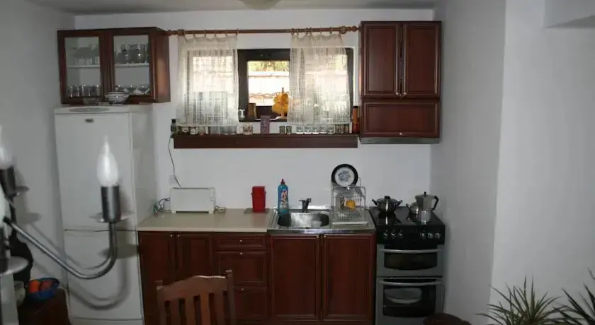 Карджали: Stoyanova House