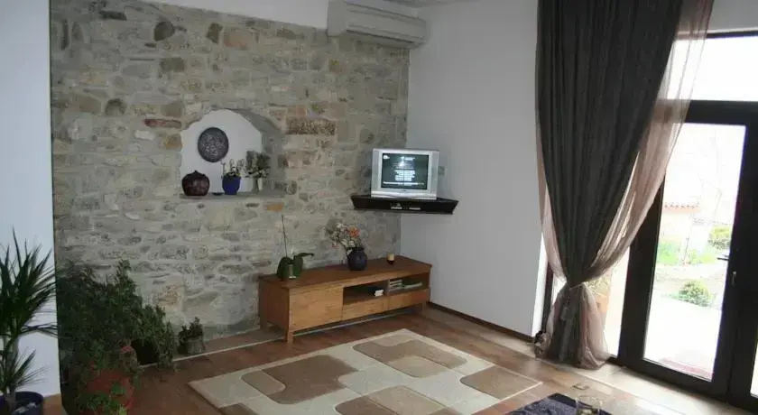 Карджали: Stoyanova House