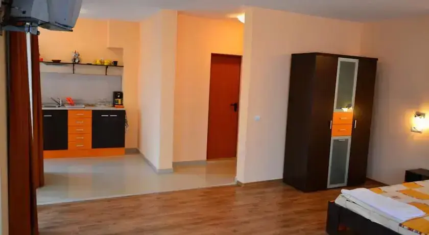 Приморско: Demirevi Guest Rooms