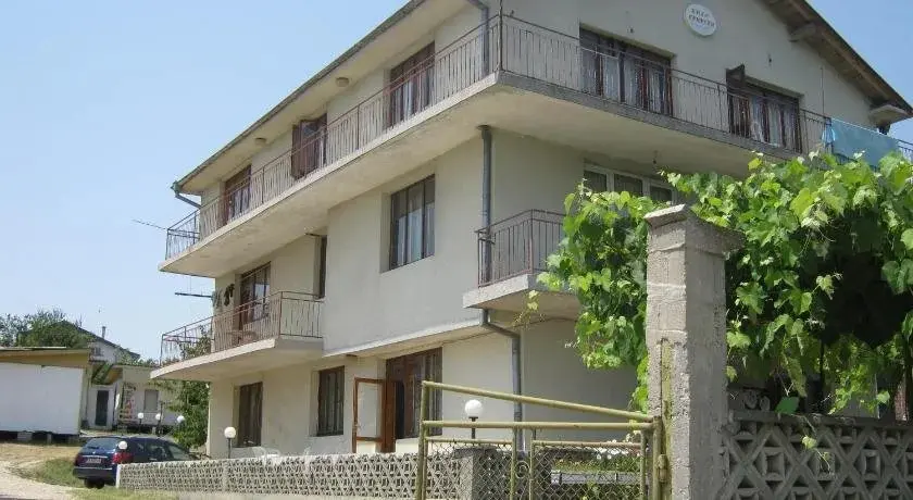 Бяла: Krimski Guest House and Bungalows