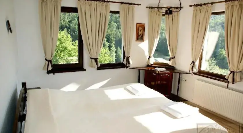 Боженци: Hadji Hristovata House