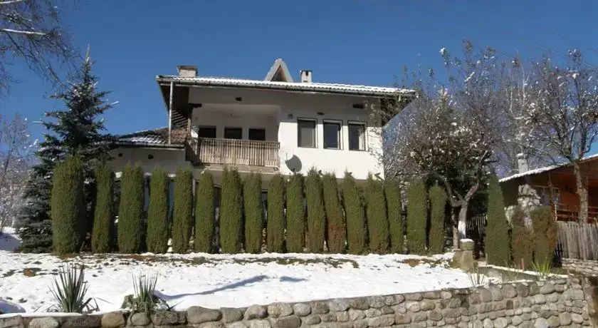 Троян: Kiparisite Guest House
