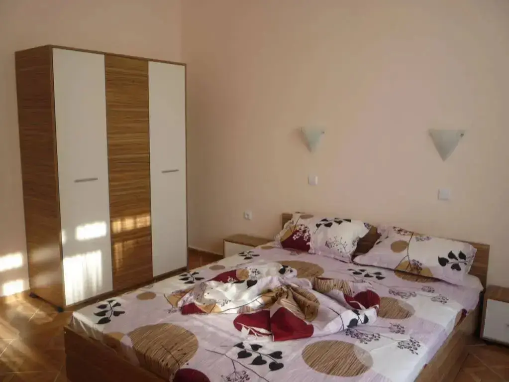 Солнечный берег: Saint Elena Apartcomplex