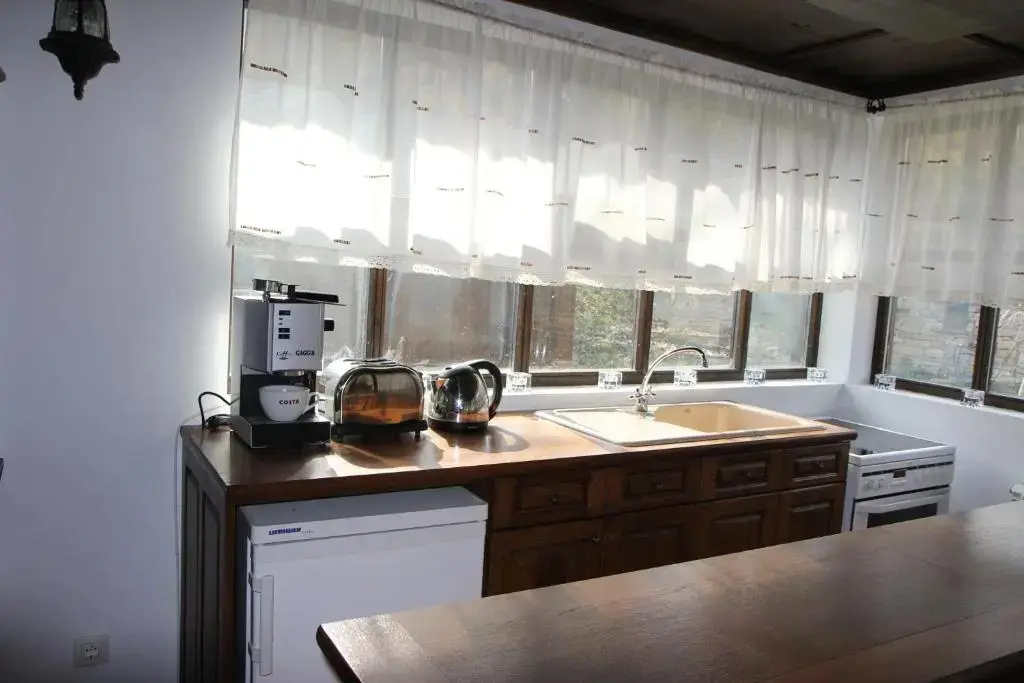 Боженци: New Bakalov House