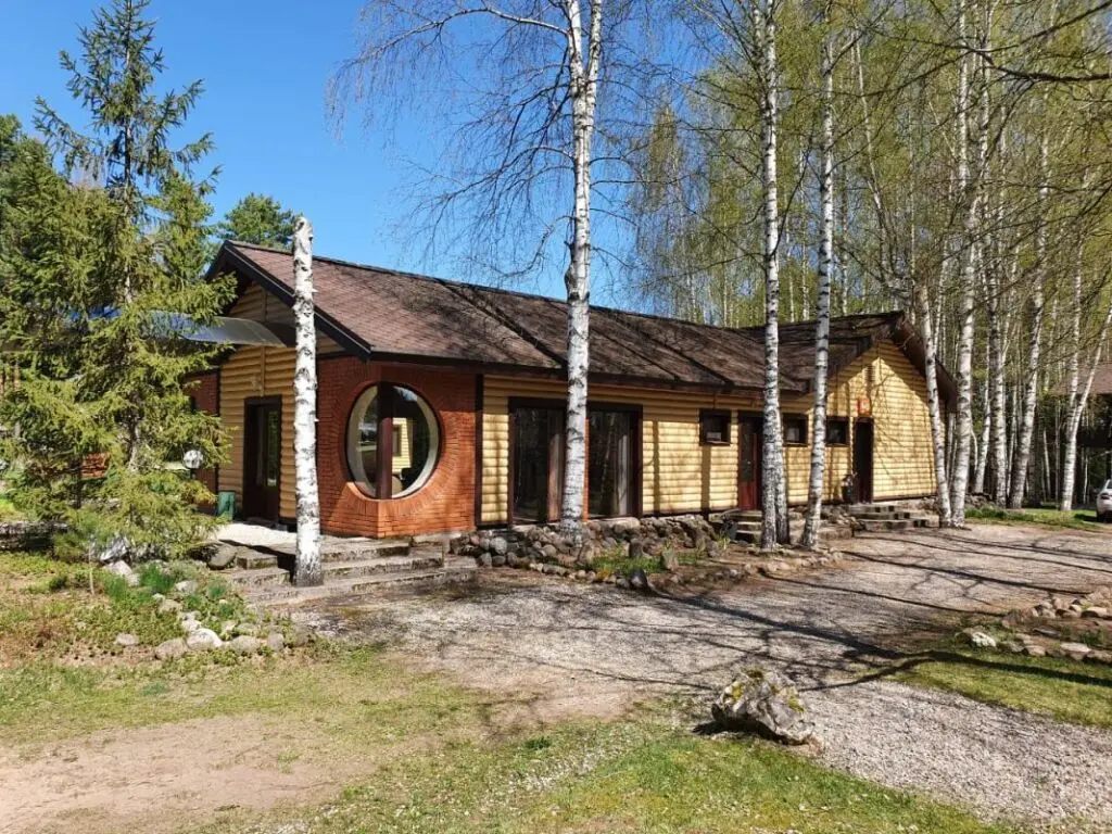 Николо Рожок: Отель Дивный Мир Хижина