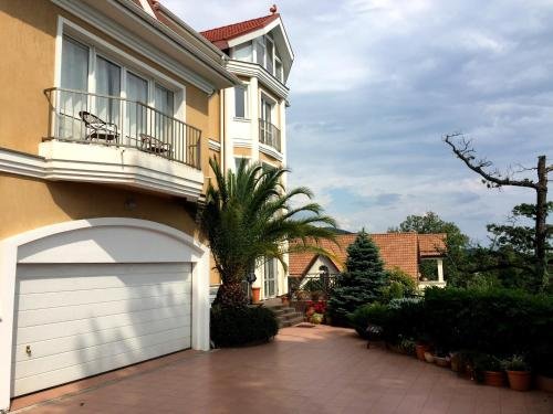 Сочи: Apartments in Villa On Kurortny Prospekt