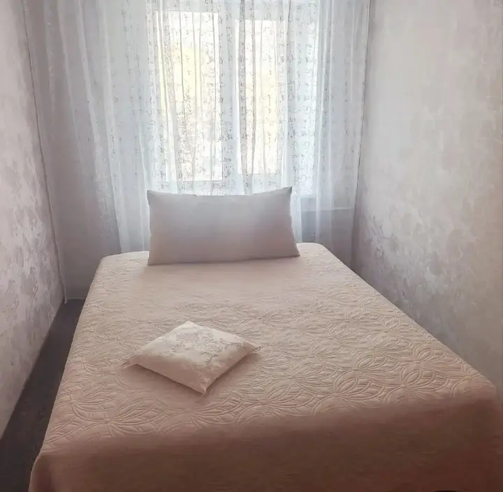 Красноярск: Квартира Трехкомнатная у Жд Вокзала Красная Площадь 3а