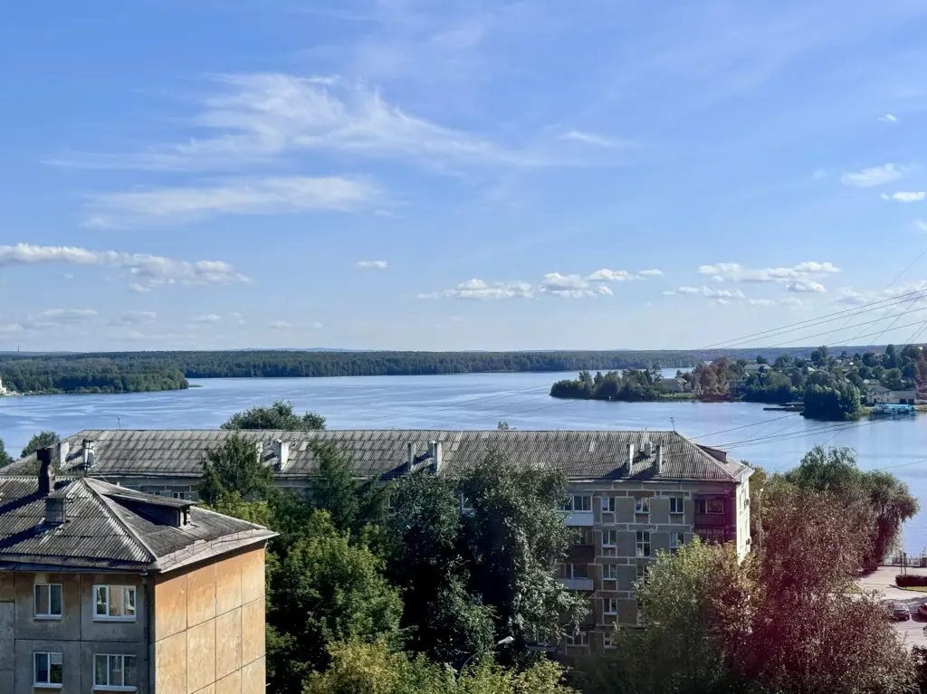 Нижний Тагил: Квартира в Центре с Видом на Пруд