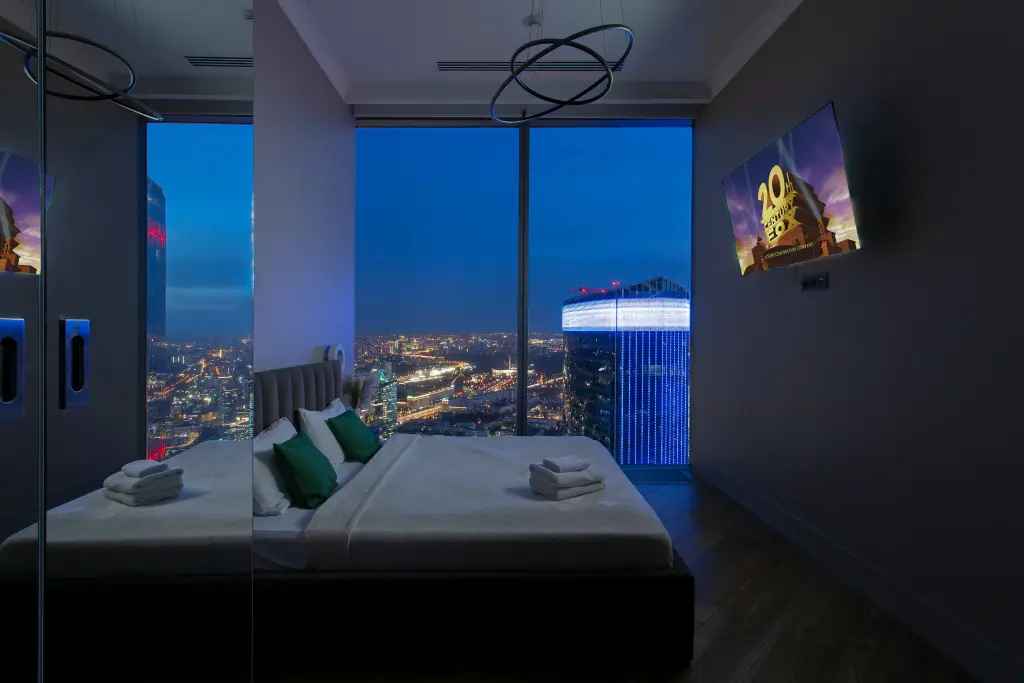 Москва: Апартаменты Sky CIty Moscow 81 этаж панорамная ванна с видом на всю Москву самый дорогой вид в Москве дизайнерский интерьер